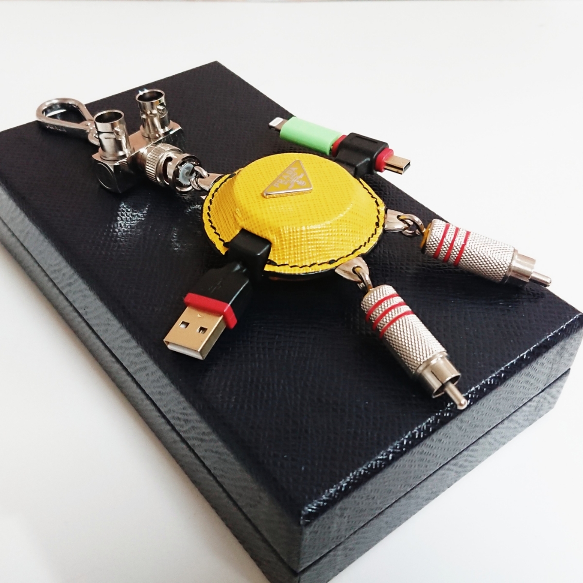 ☆極美品 激レア プラダ PRADA ロボットキーホルダー 三角タグ バッグ