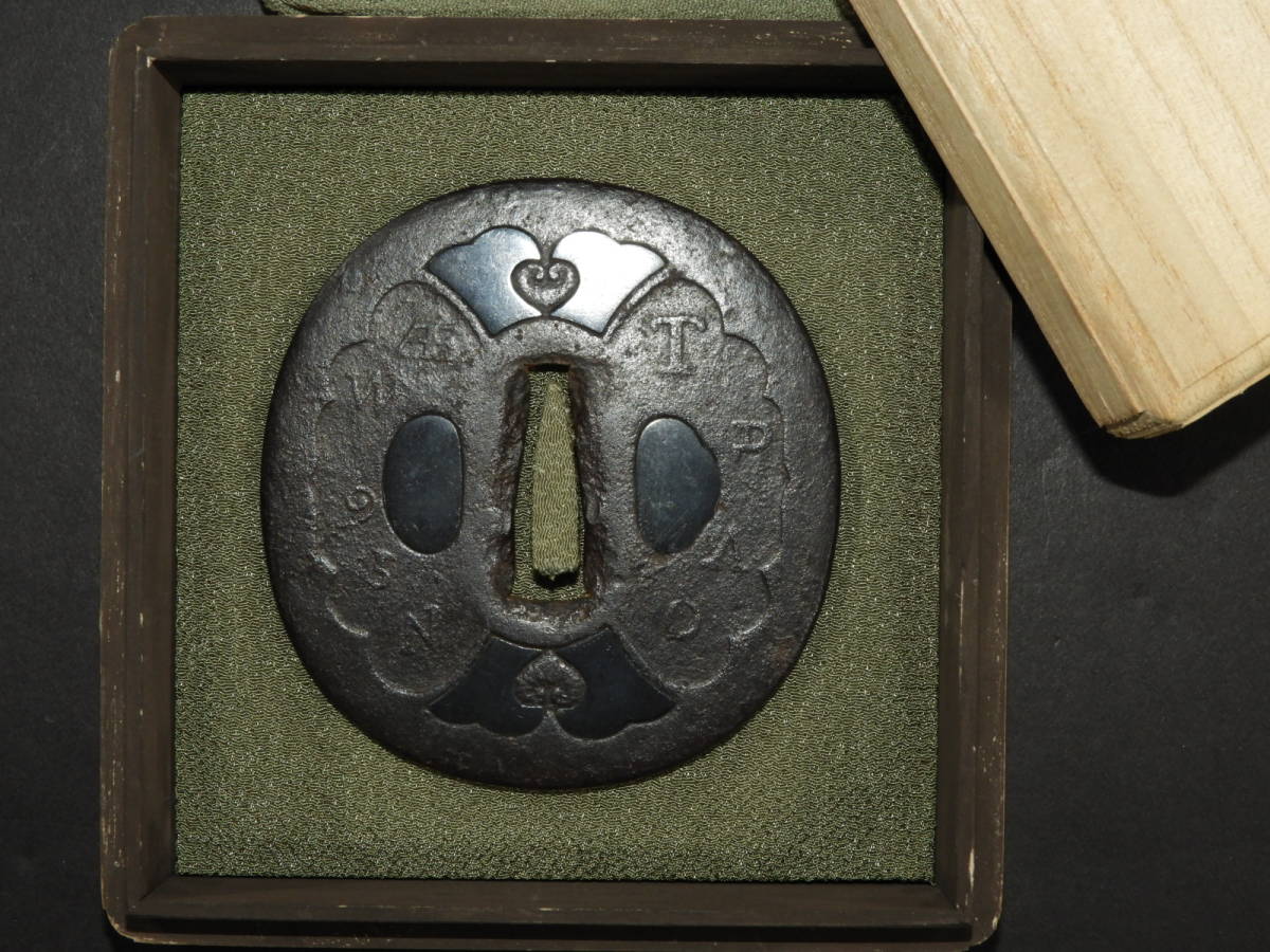 極上 三つ葉葵 葵紋 鉄地 鍔 越前住記内作 （江戸時代）