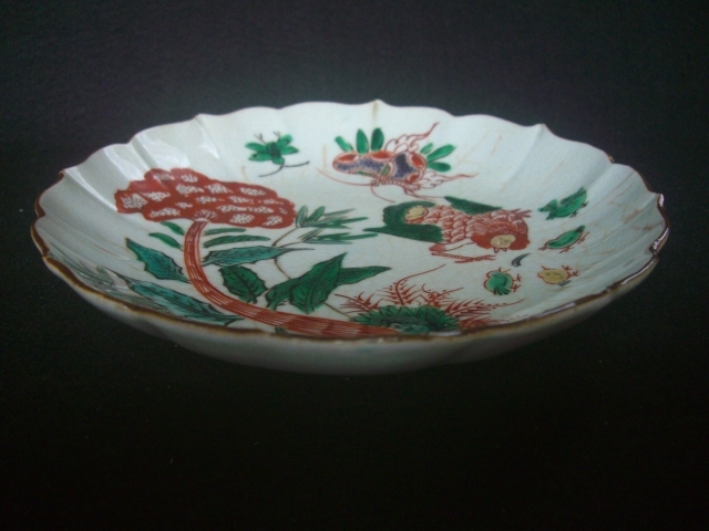 時代物 古玩 蕪に菊図 飾り皿 南京赤絵風 銘「大明」裏梅 骨董 貫入