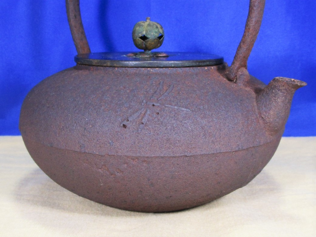 時代物 胴銘 款 銅蓋 蜻蛉図地肌地紋 平形鉄瓶 / 茶道具 湯沸 / G-