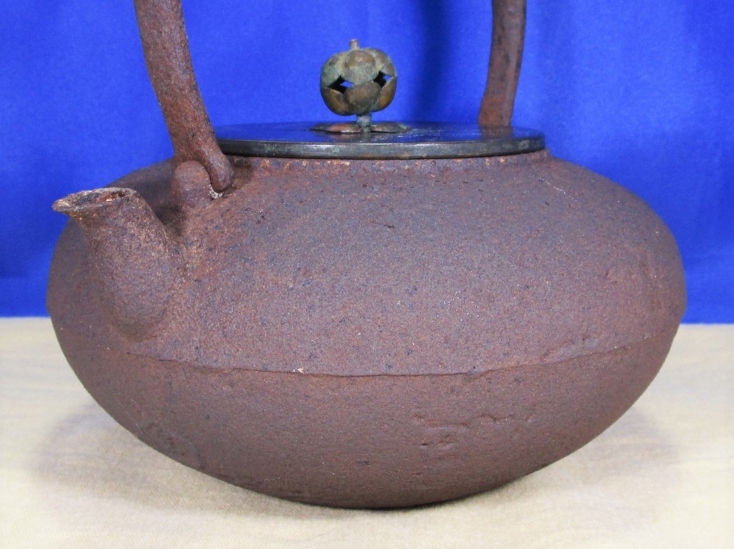 時代物 胴銘 款 銅蓋 蜻蛉図地肌地紋 平形鉄瓶 / 茶道具 湯沸 / G-