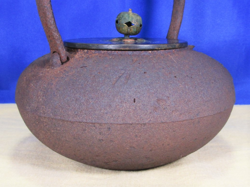 時代物 胴銘 款 銅蓋 蜻蛉図地肌地紋 平形鉄瓶 / 茶道具 湯沸 / G-