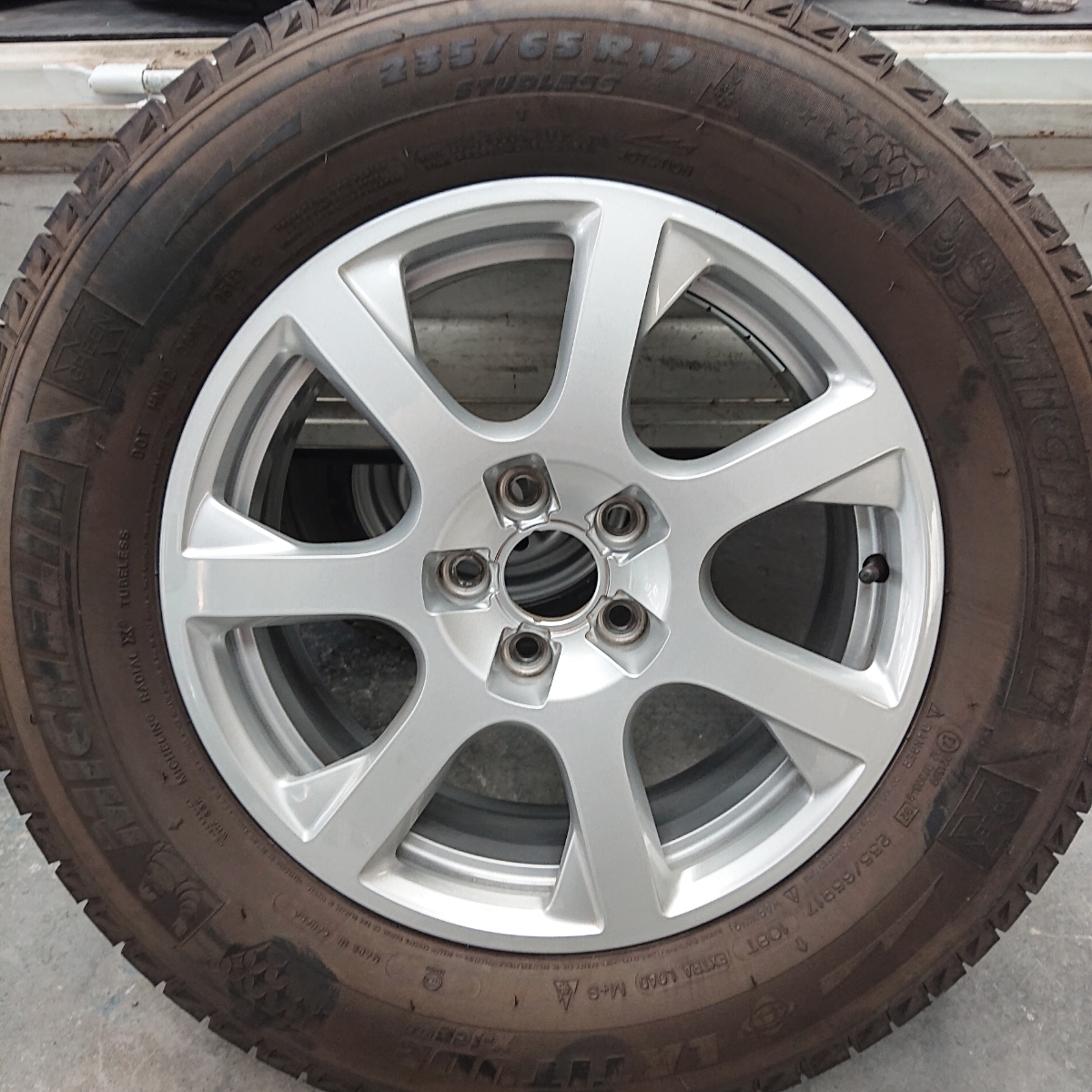 アウディ Q5 スタッドレス 235/65r17 車 アウディQ5 235⁄65R17