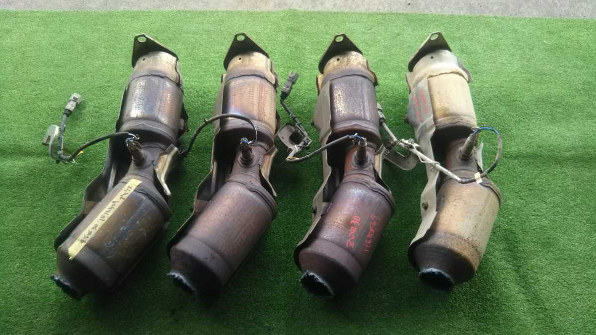 プリウス　触媒　コンバーター トヨタ プリウス ZVW30 純正 触媒 キャタライザー コンバーター 1本