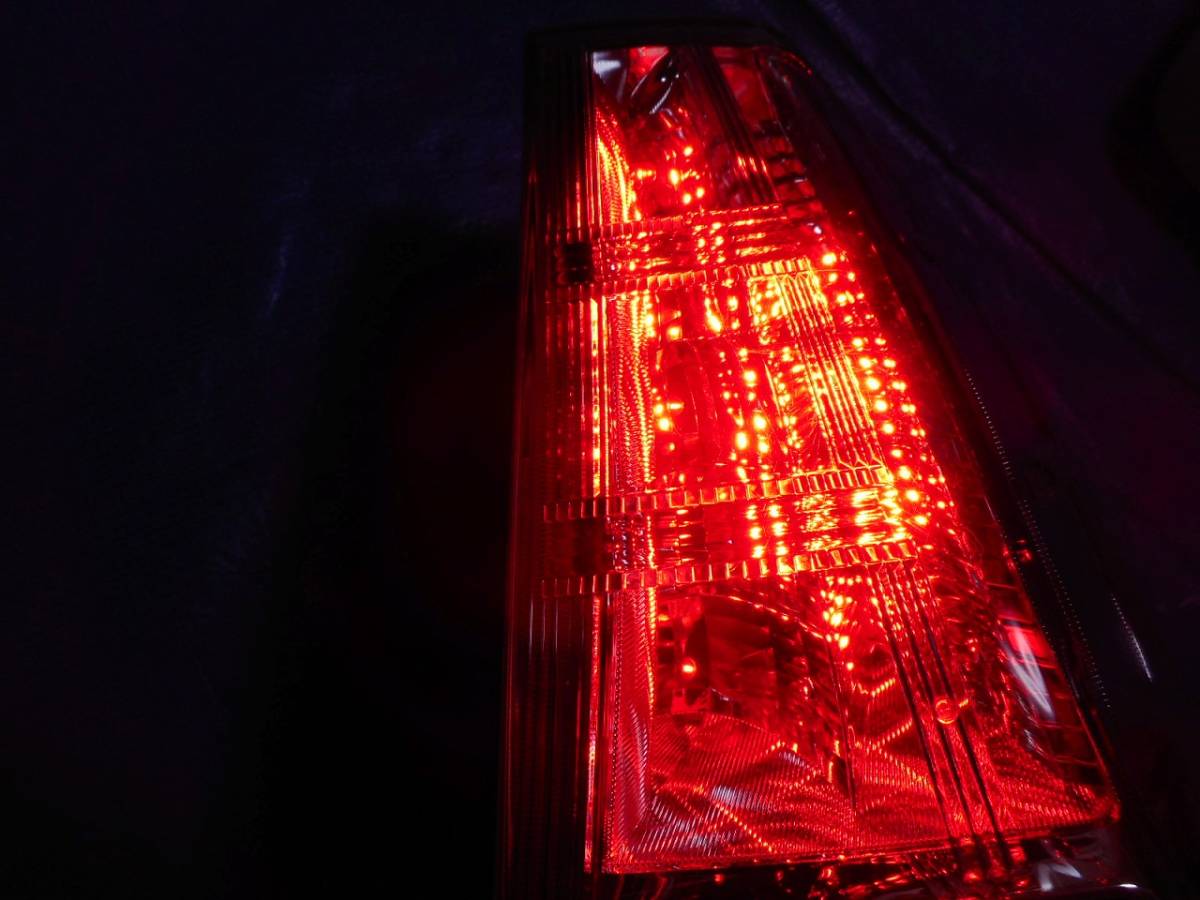 良品 プリウスα ZVW41 ZVW40 前期 右テールランプ テールレンズ 81550