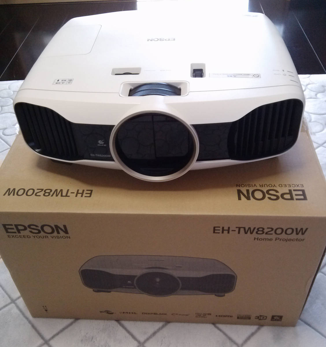 EH-TW8200W 美品 高画質かつ高輝度で売りだした