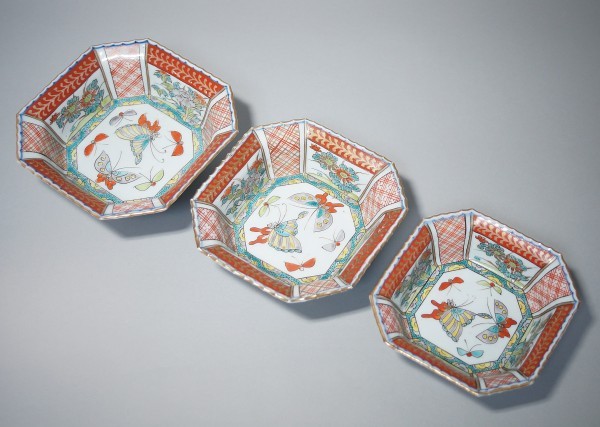 伊万里　古伊万里　鉢　三つ鉢　入れ子　色絵　蝶の図　花の図 古伊万里 色絵 角鉢 3つ入れ子 蝶に花の図 №A3-2386 古伊万里 絵皿