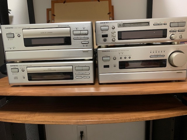 ONKYO ミニコンポ C-710M MD-110M K-515M R-810M 送料無料][通電確認済] ONKYOミニコンポ: アンプ レシーバーR810M MD