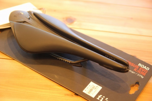 人気SALE，2025 5月10日ま 品 フィジーク FIZIK アリオネ R3 VERSUS EVO Large KIUM レール サドル 142mm ブラック(フィジーク)｜売買されたオークション情報、yahooの商品情報をアーカイブ公開 - オークファン フィジーク