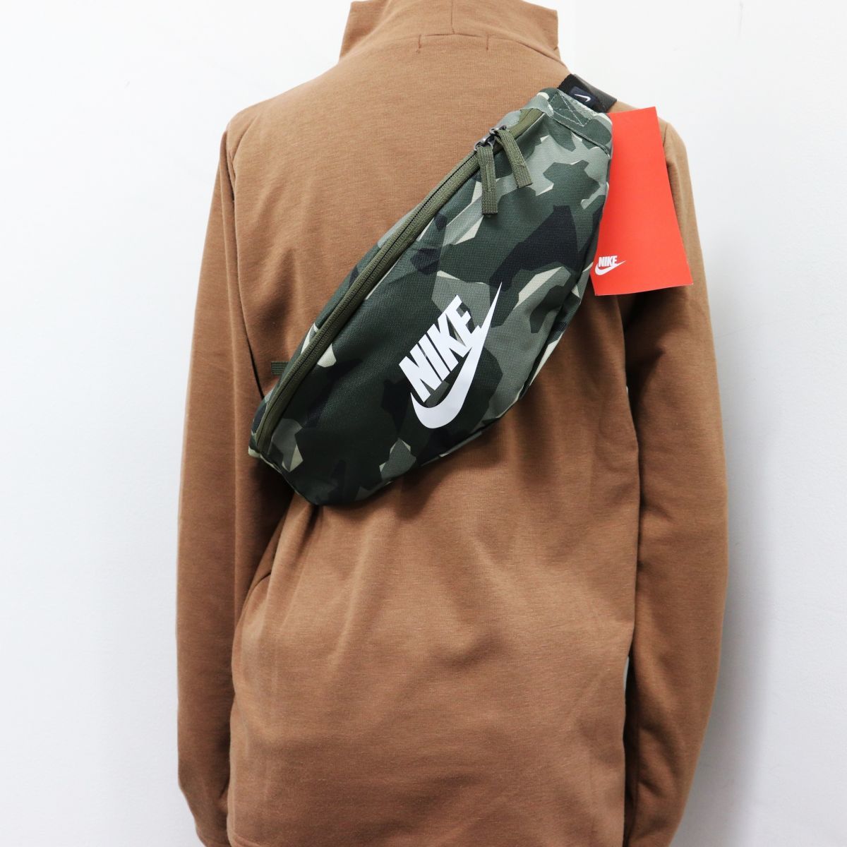 ☆ナイキ NIKE 新品 メンズ カモフラ 迷彩 ロゴ入り ボディバッグ