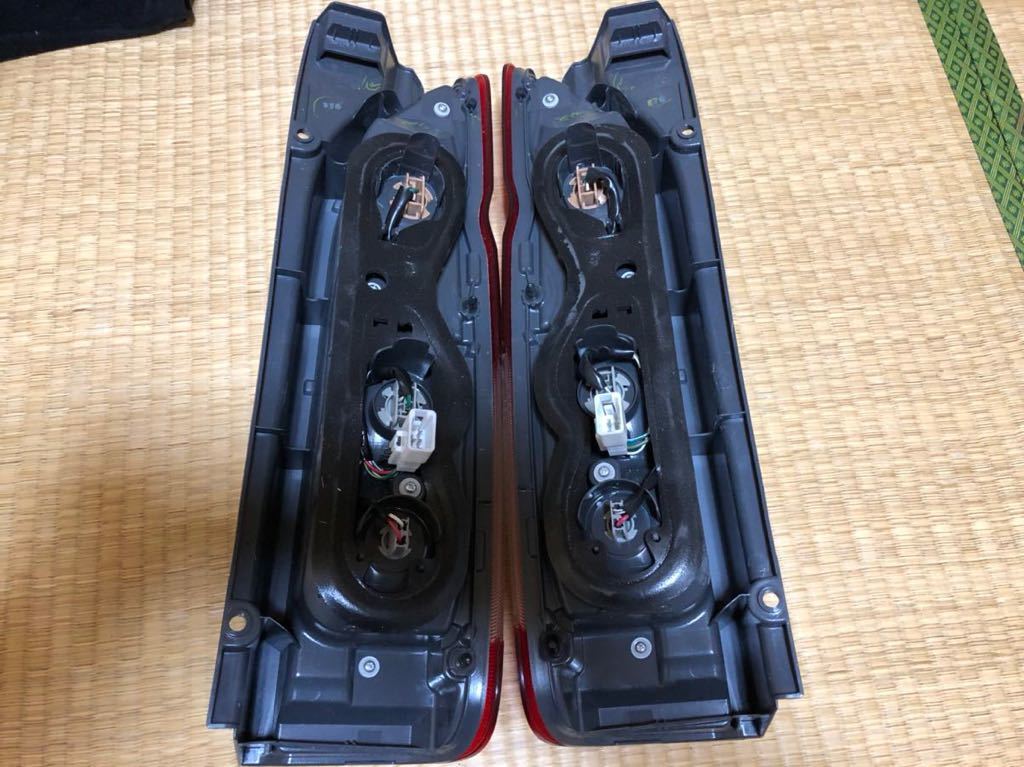 【新車外し】【送料無料】トヨタ 200系ハイエース純正後期テールランプ 右側 ① ハイエース 新車外し 純正テール 公式通販 200系 4型 5型 新車外し200