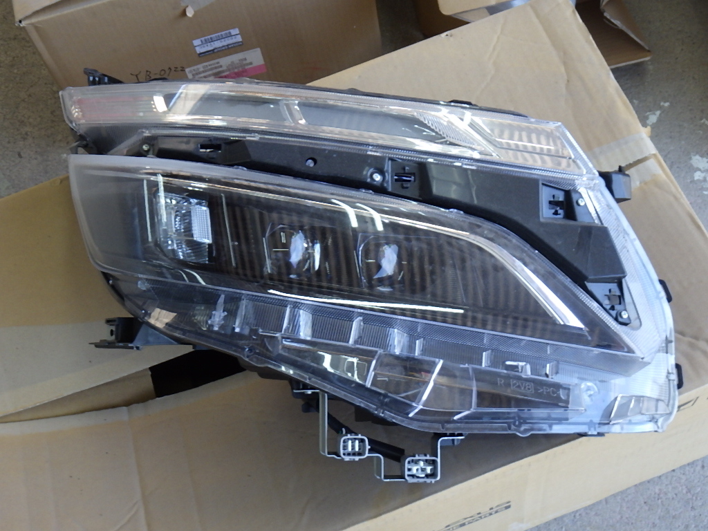 ヴォクシー 純正80 後期 右 LED ヘッドライト 81110-28J10 ZRR85