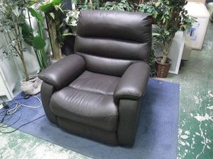 R1422) ニトリ 電動リクライニングソファ シングル ソファ 店頭取引大歓迎♪ ニトリ（NITORI） 1人掛け電動リクライニングソファ 本革(一部合成皮革