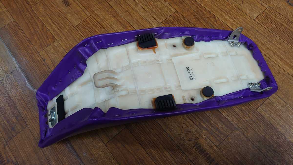 大人気，新作登場 カワサキ KDX220SR 純正シート 美品