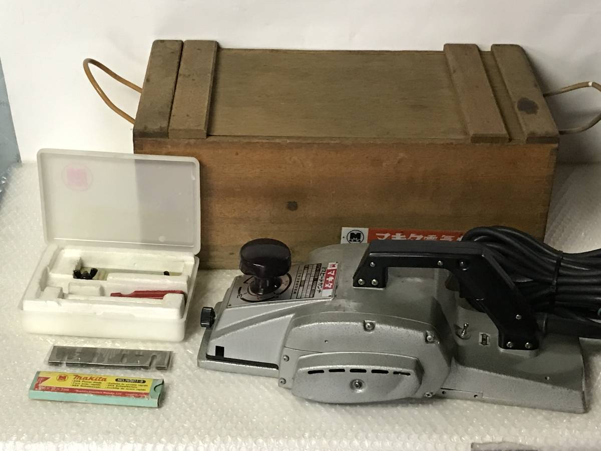 豊富な，正規品 あ//0393 電動工具 makitaマキタ 2スピードカンナ 1804N 替刃付き ／114(電動かんな)｜売買されたオークション情報、yahooの商品情報をアーカイブ公開 - オークファン 電動かんな