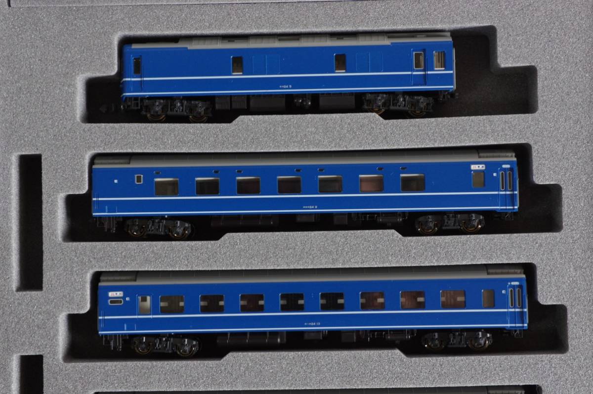 KATO 10-811，10-812 24系寝台特急「ゆうづる」 基本セット・増結