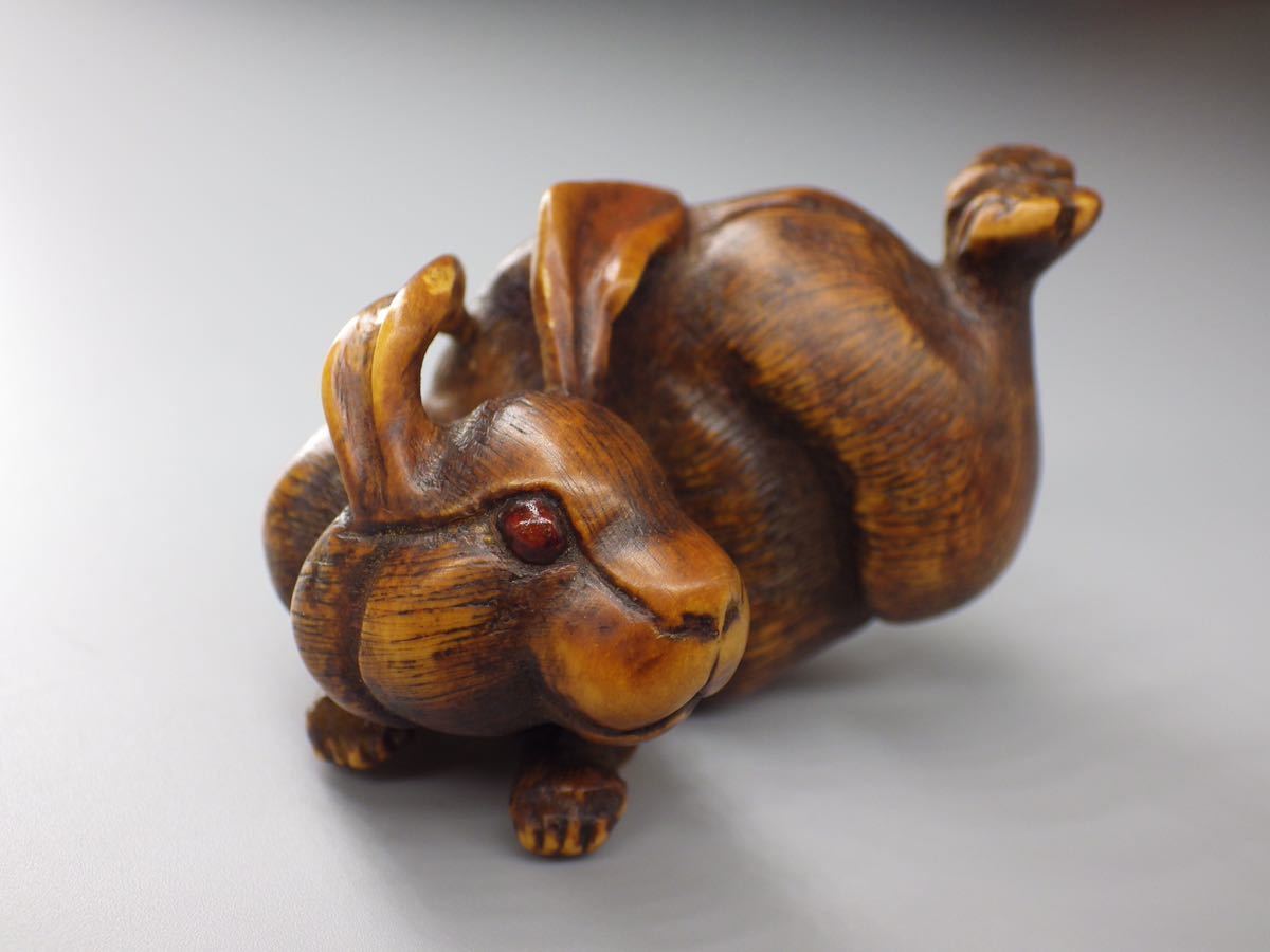 うさぎ 堤物 根付 木製 木彫 兎 Netsuke ⁄ アンティーク 手彫りの 兎