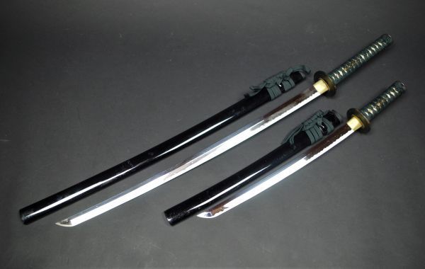 908】模造刀 黒漆塗鞘 獅子拵一作 大小揃い 居合刀 鬼滅 竹光模造刀 黒