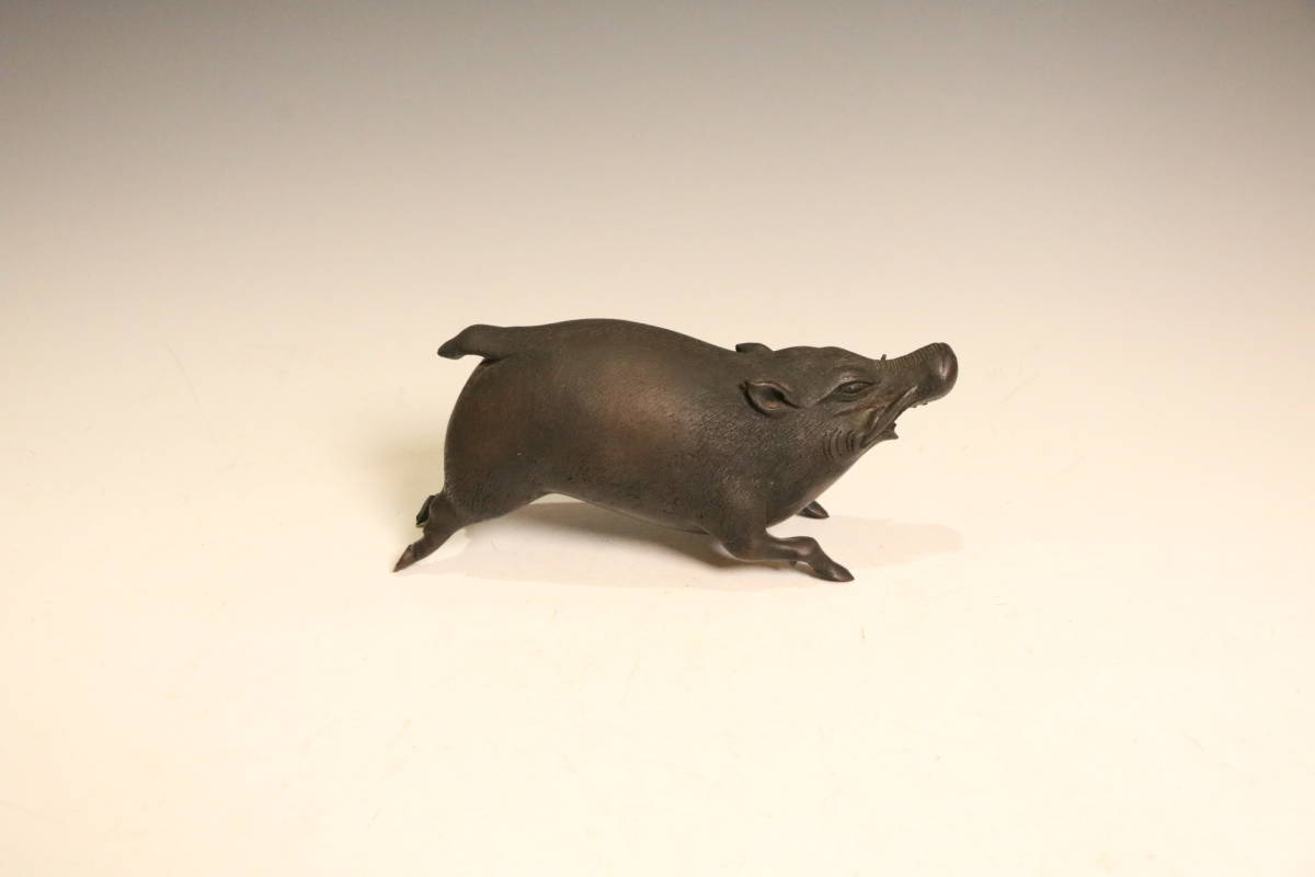 亀文堂作 古銅 猪 置物 重さ1496g（A734） 阡》時代 古銅「亀文堂」作