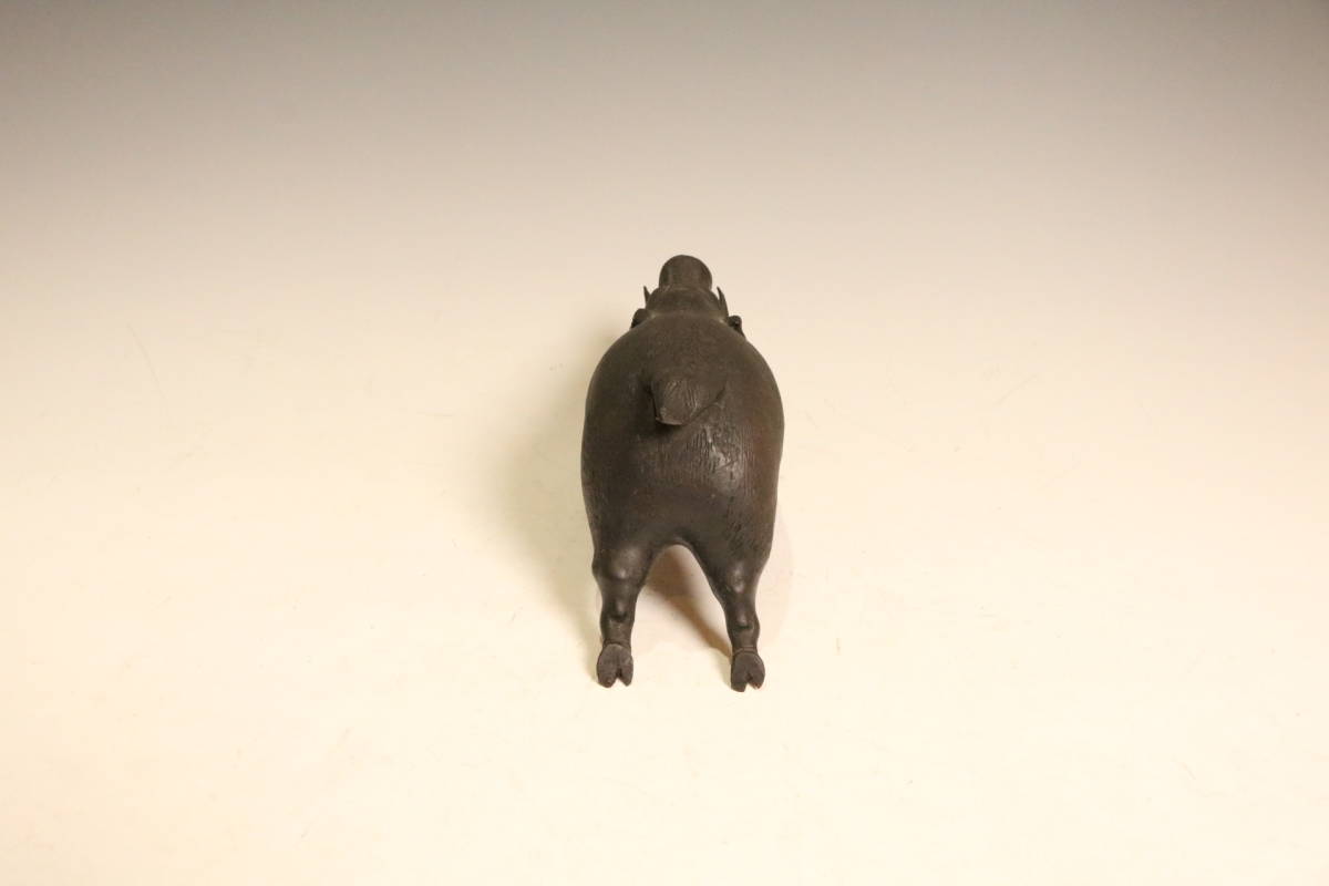 亀文堂作 古銅 猪 置物 重さ1496g（A734） 阡》時代 古銅「亀文堂」作