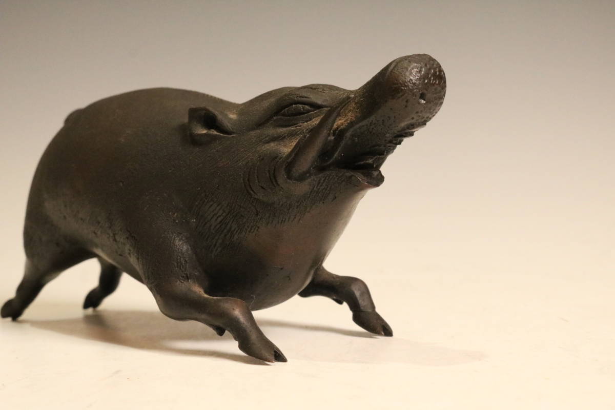亀文堂作 古銅 猪 置物 重さ1496g（A734） 阡》時代 古銅「亀文堂」作