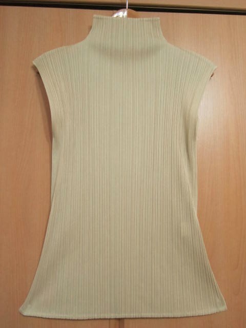 イッセイミヤケ ISSEY PLEATS PLEASE me MIYAKE プリーツ ハイネックの