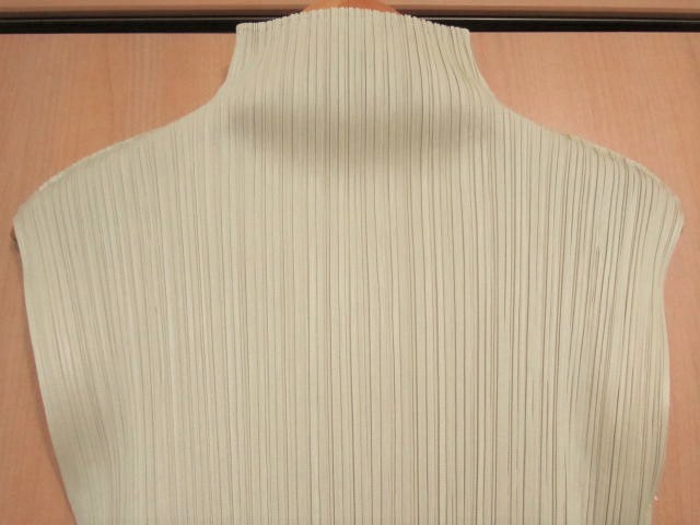 イッセイミヤケ ISSEY PLEATS PLEASE me MIYAKE プリーツ ハイネックの