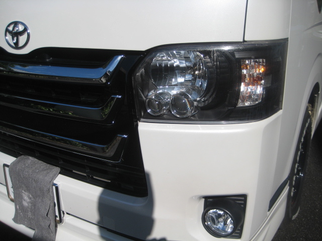 ハイエース　車外ブラックアウト　ヘッドライト ハイエース トヨタ 社外品 ヘッドライト ブラックアウト 4型