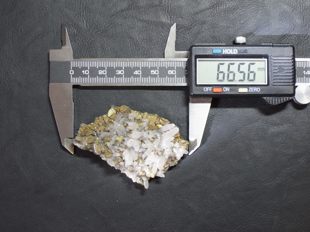 金鉱石上の水晶クラスター 縦:39.93mm 横:66.57mm 33gの入札履歴