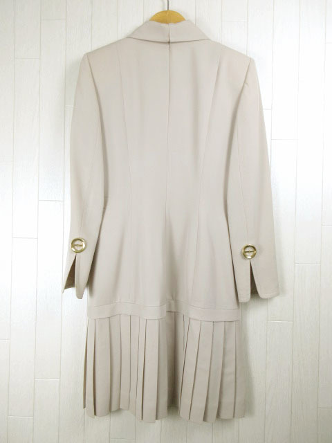 ミスディオール Miss Dior ワンピース プリーツ 襟付き ウール 長袖 ベージュ ゴールド M ワンピース 売買されたオークション情報 Yahooの商品情報をアーカイブ公開 オークファン Aucfan Com