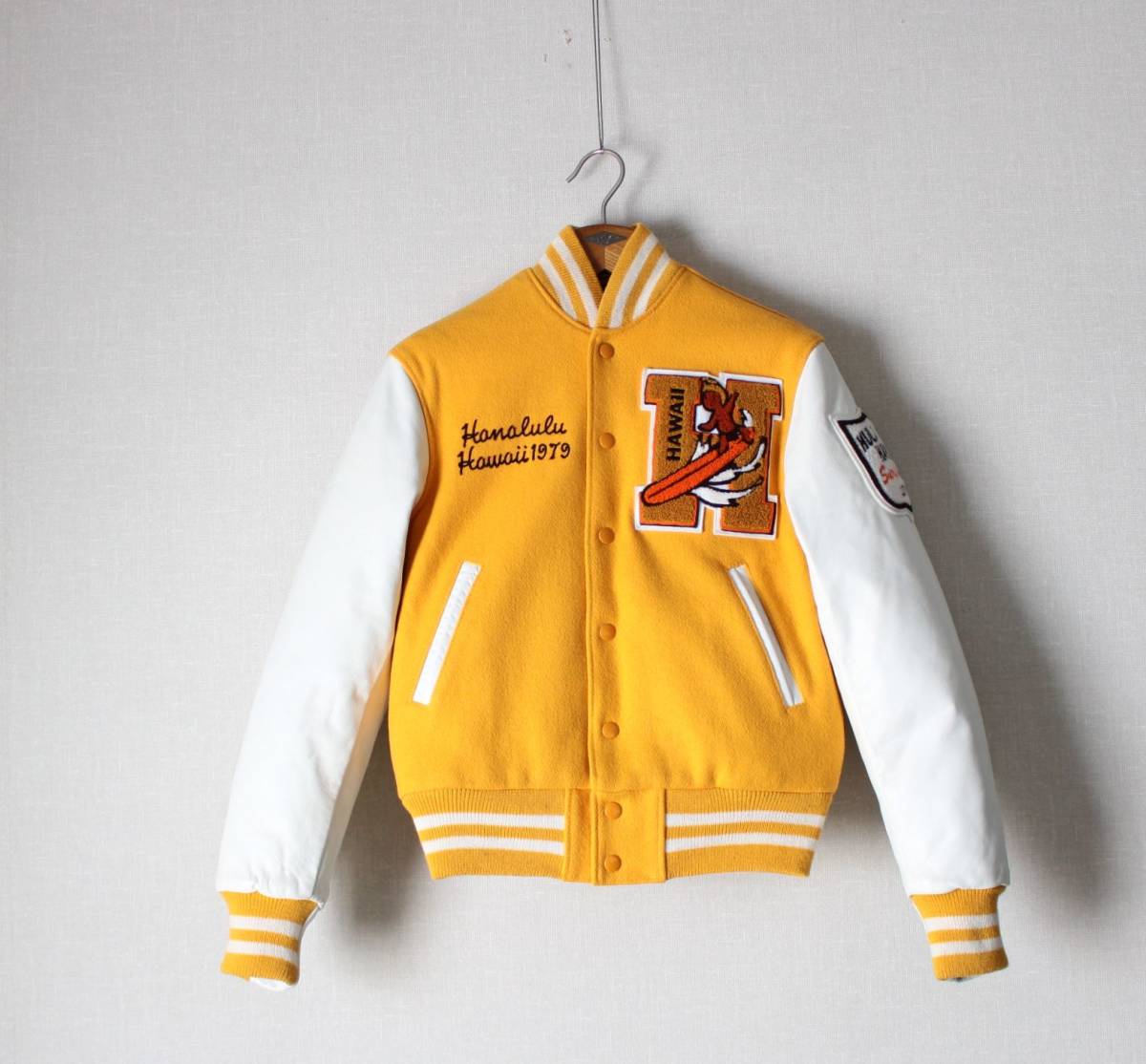 安い GOLDEN BEAR ゴールデンベア&times;Hula Palm JMD別注 SURF ウール 中綿 袖革スタジアムジャンパー XS キャプテンサンタ取扱 セミデコ ハワイ(XSサイズ以下)｜売買されたオークション情報、yahooの商品情 スタジアムジャンパー
