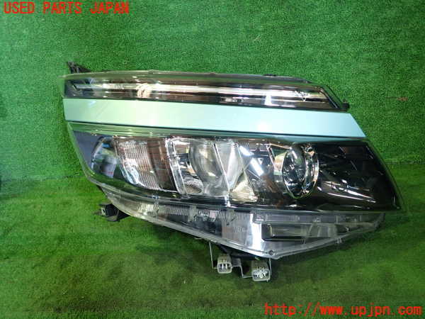 1UPJ-66171130]ヴォクシー(ノア)(ZRR80G)右ヘッドライト ハロゲン 中古