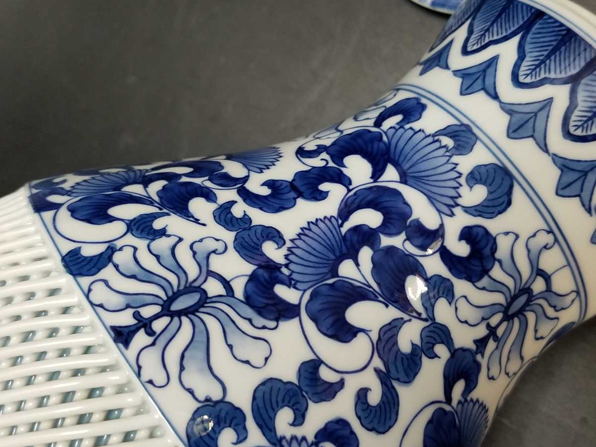 有田焼 正光窯 琴峰作 網目透かし細工 蓋付き 壷 高さ約33cm 草花紋 花瓶 染付 白磁 銘 陶磁器 床の間 _6