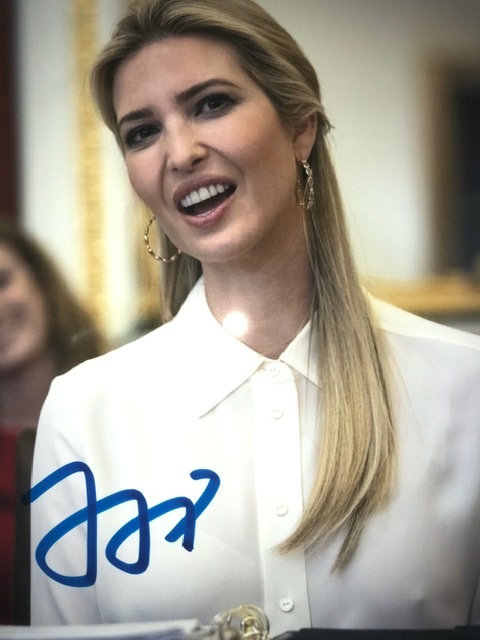 イヴァンカ・トランプ直筆サイン入り2Lサイズ写真…Ivanka Trump ○2L