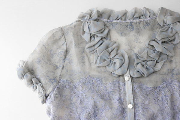 高品質，お得EPOCA エポカ シルク ブラウス グレー&times;ブルー サイズ40 シフォン レース&プリーツ 花柄 半袖シャツ ZA2(半袖シャツ)｜売買されたオークション情報、yahooの商品情報をアーカイブ公開 - オ トップス