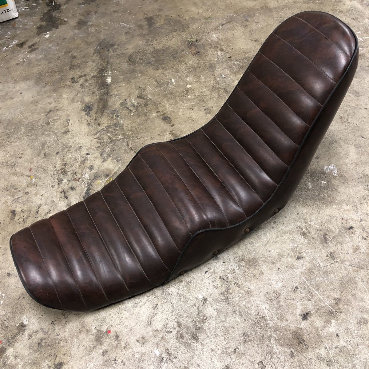 CBX400F シート 三段シート 茶 - CBX400F 茶皮ボタン40cm 三段シート 