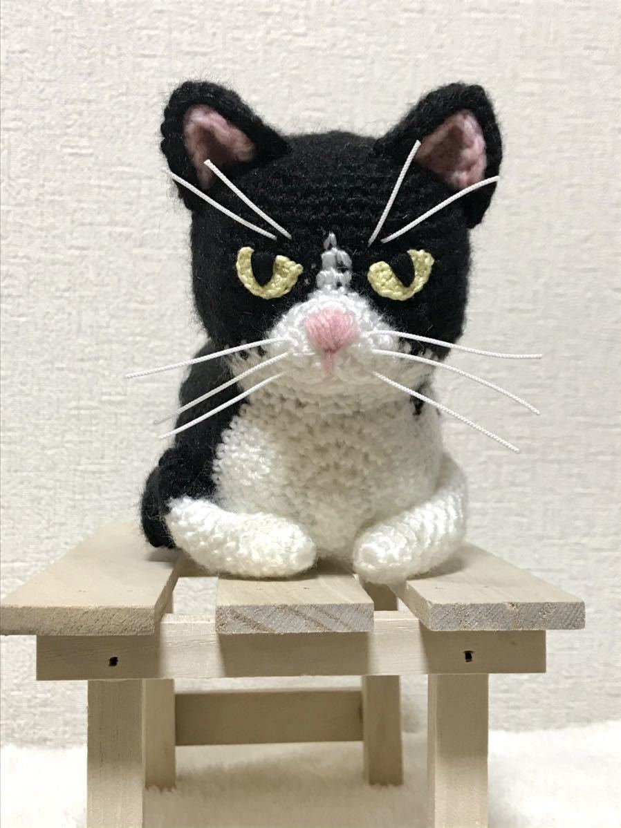 香箱座りの黒猫さんのあみぐるみ あみぐるみ 白黒ハチワレ猫さんのあみぐるみ ID PAY メルカリ - 冬支度
