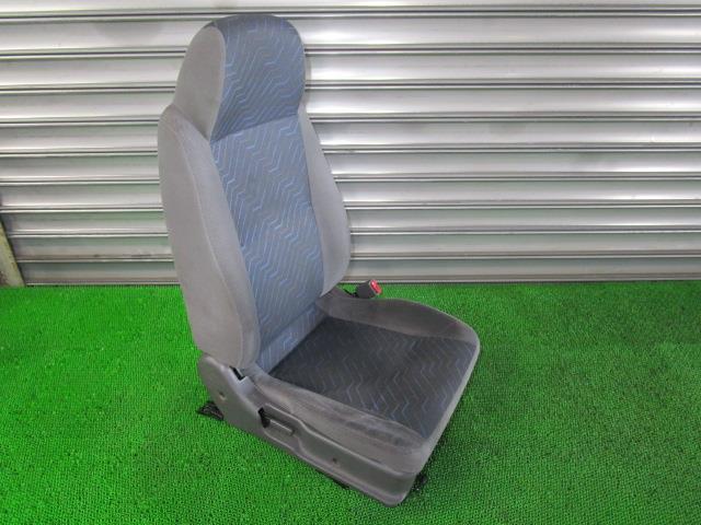 キャラバン CQGE25 運転席シート 右フロントシート 87300-VW510 87600-VW510 ブルー グレー /35915