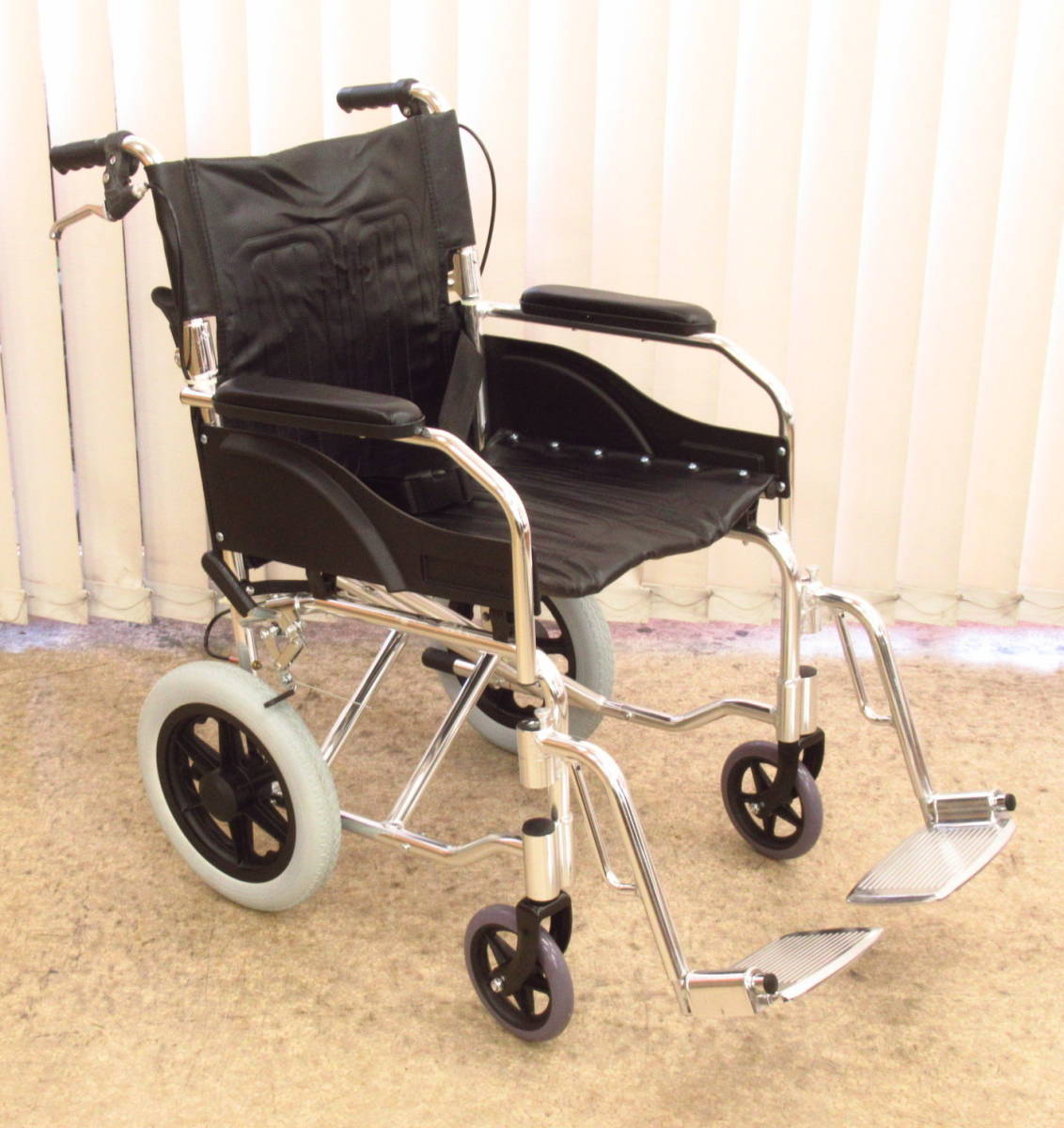 展示未使用 アルミ合金製 介助用 折り畳み 車いす 車椅子 黒 約10kg 介助ブレーキ付き ノーパンクタイヤ 介護 看護