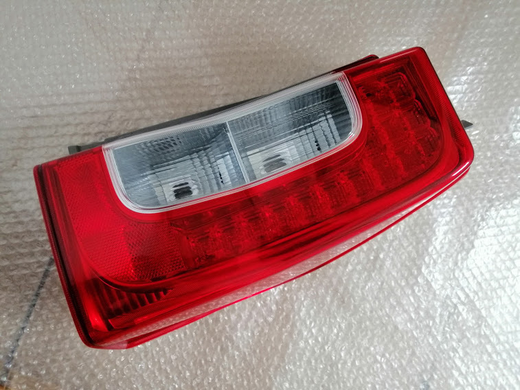 新品，大得価 ダイハツ タント LA600S 純正 テールランプ 右