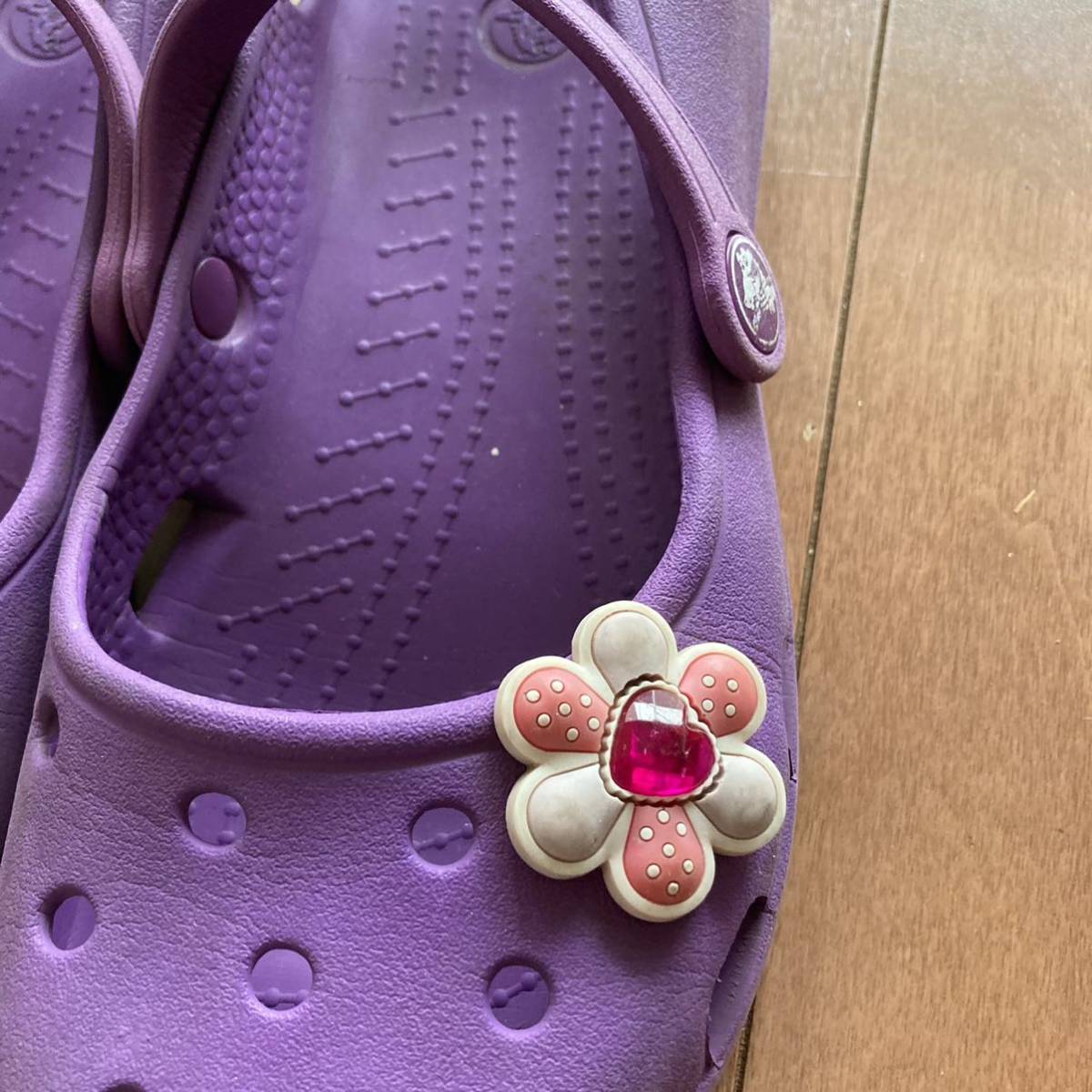 クロックス 女子 サイズ7 女の子 Crocs 約 23 パープル 花ジビッツ付き 23cm 売買されたオークション情報 Yahooの商品情報をアーカイブ公開 オークファン Aucfan Com