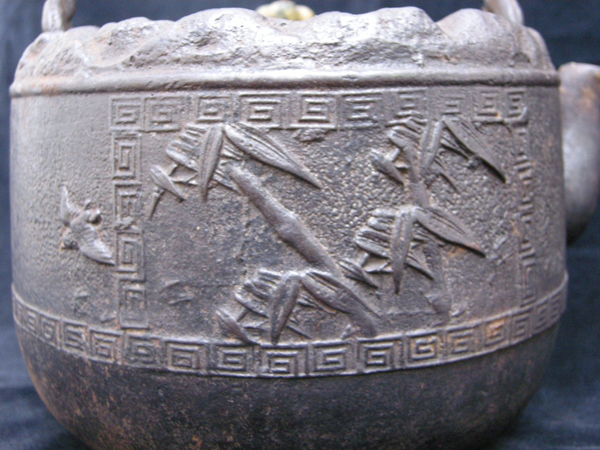 龍文堂・岩口道安形鉄瓶・竹・鳥・古民具・骨董・工芸品・鉄味・145018