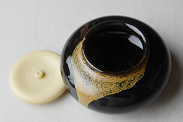 茶入れ■古い大海茶入 黒釉 江戸期 糸切り高台 茶壷 お茶道具 古美術 骨董品■ ☆真美☆u611 瀬戸大海茶入 在銘有 茶道具 書付箱 古い茶道具 公式