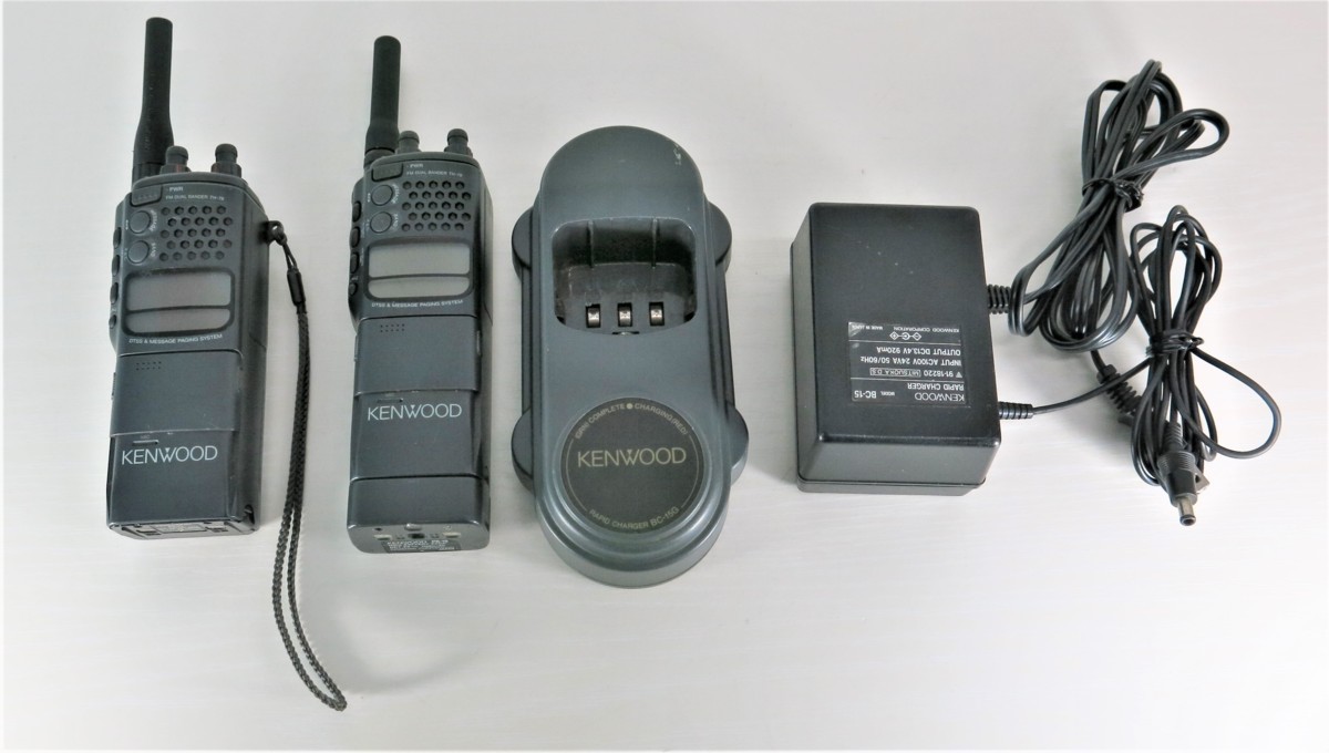 ●秦野店●【ジャンク品】7-31 KENWOOD 144/430MHz FM DUAL BANDER TH-78 2個 RAPID CHARGER BC-15G