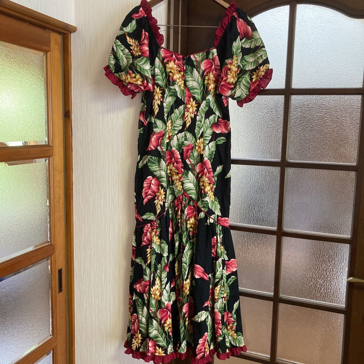 ハワイ購入 ムームー アロハ ハワイアンドレス ワンピース フラダンス タヒチアン 衣装 衣裳 黒 レトロ ヴィンテージ 一点物 古着 フラダンス 売買されたオークション情報 Yahooの商品情報をアーカイブ公開 オークファン Aucfan Com