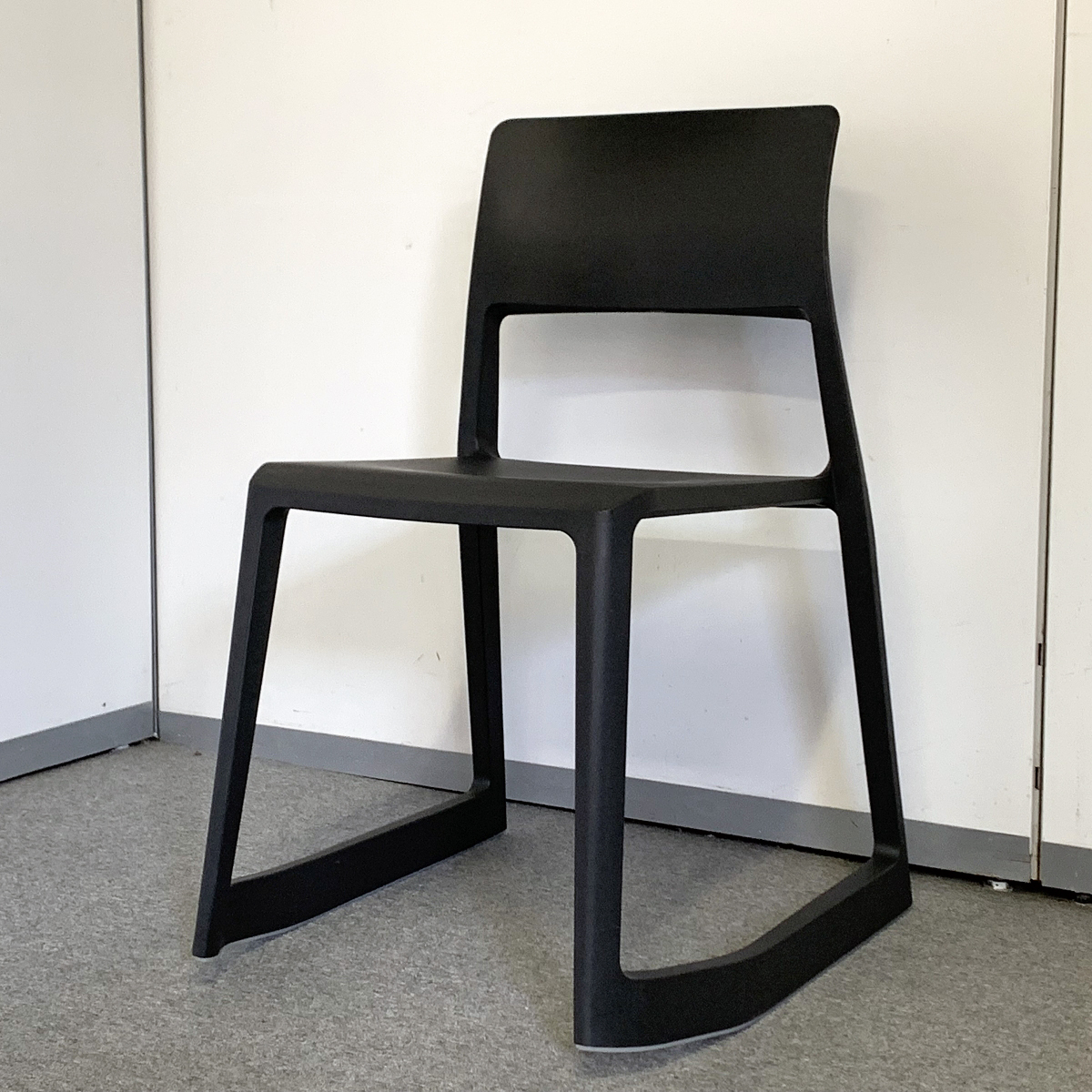  k Vitra Tip Ton/ティプ トン チェア / スタッキングチェア ミーティングチェア ダイニングチェア ベーシックダーク(プラスチックフレーム)｜売買されたオークション情報、yahooの商品情報をアー プラスチックフレーム