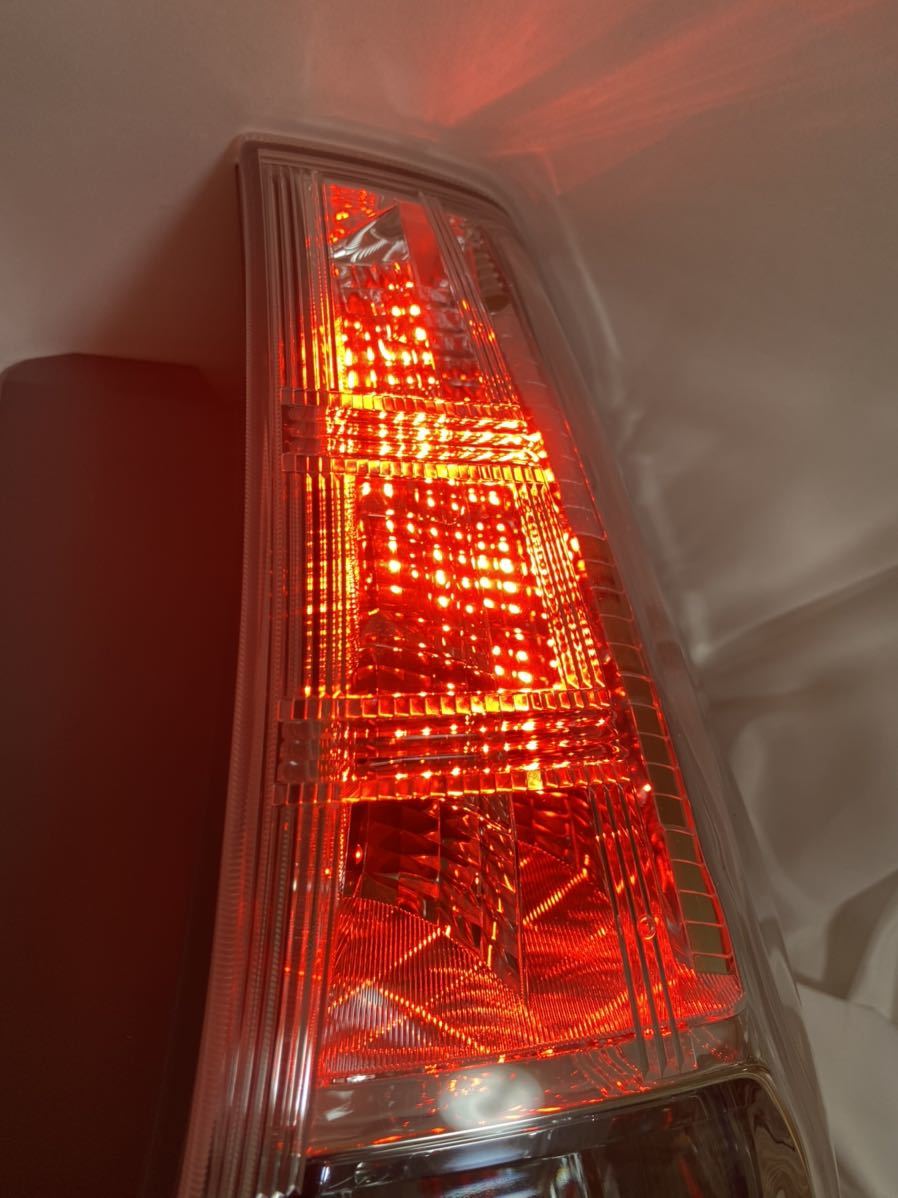 プリウスα ZVW40/ZVW41 前期 右テールランプ 47-46 (X4649)