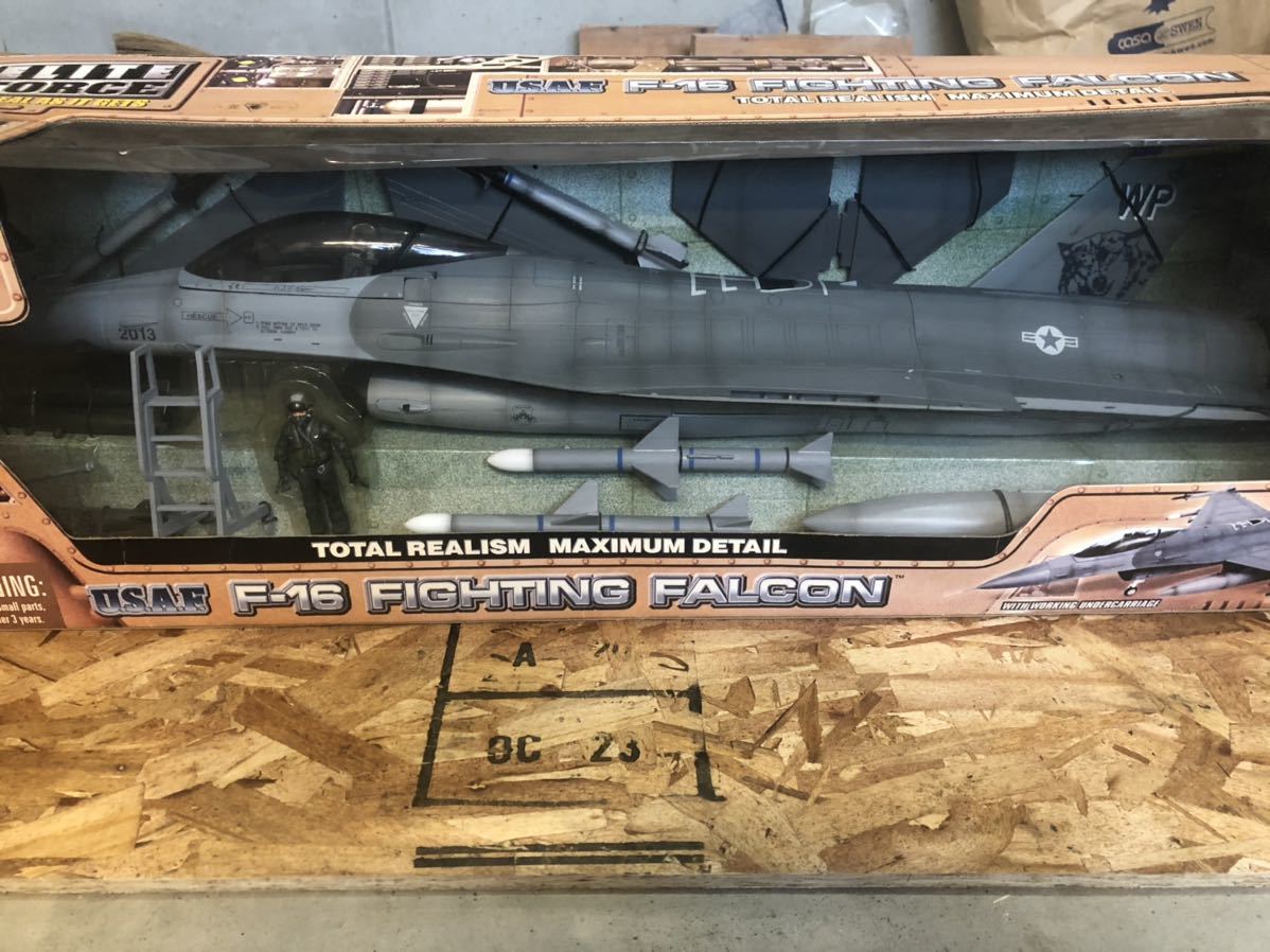BBI ELITE FORCE 1/18 U.S.A.F. F-16 FIGHTING FALCON 未使用品