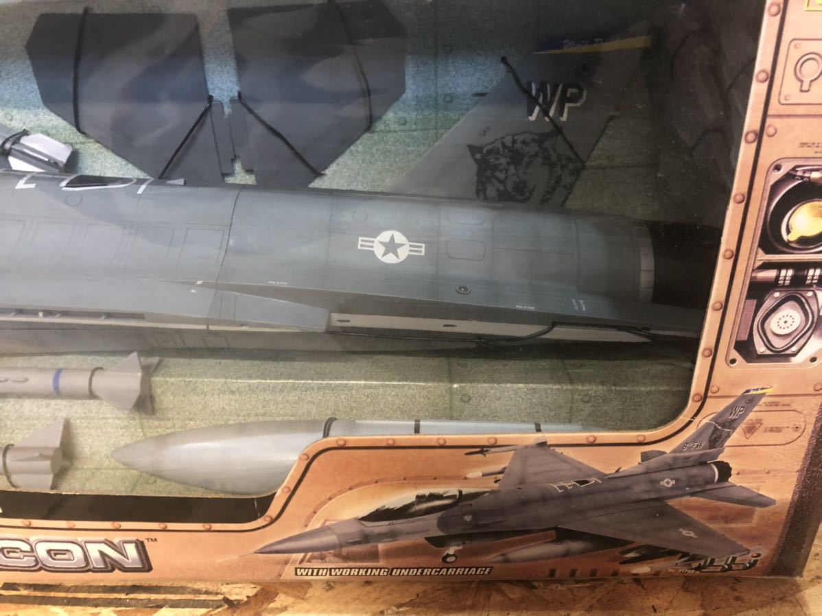 BBI Elite Force 1:18 - 1⁄18 F-16 FALCON U.S.A.F. FIGHTING Page 0 Scale