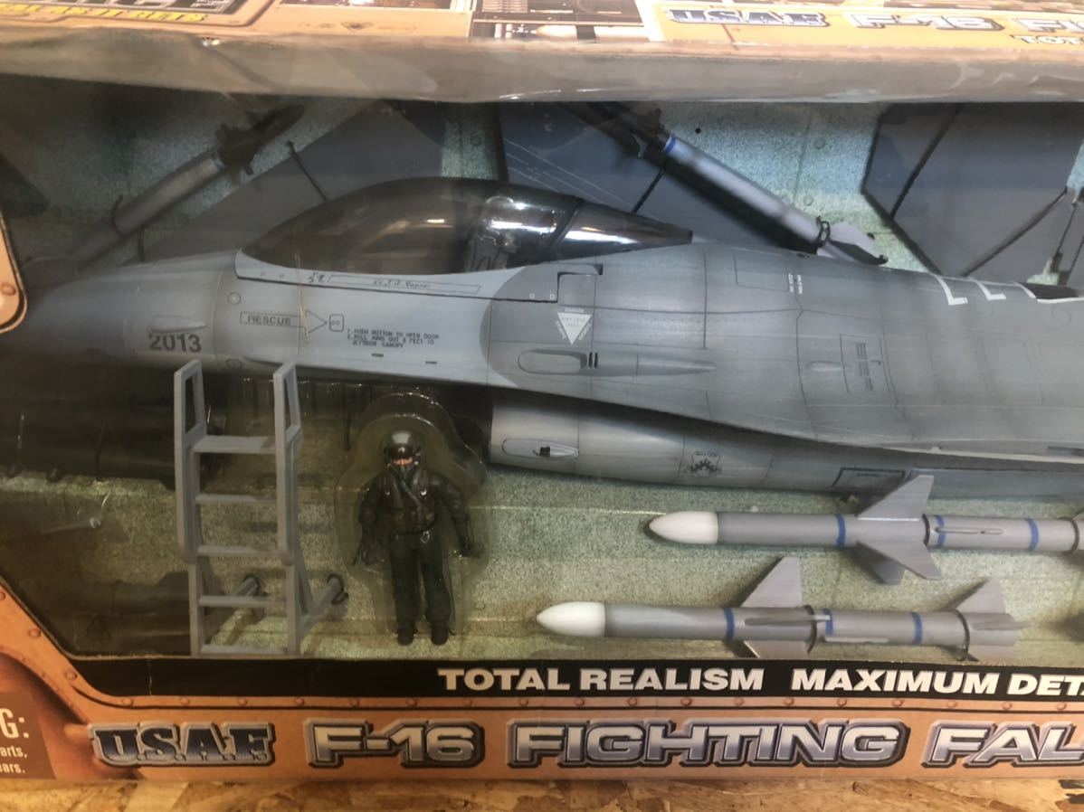 BBI Elite Force 1:18 - 1⁄18 F-16 FALCON U.S.A.F. FIGHTING Page 0 Scale